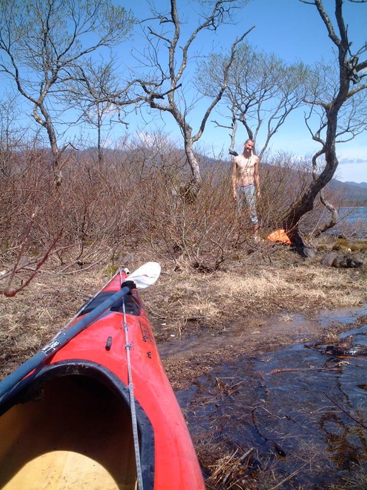 The kayak pulled up at the lakeshore.